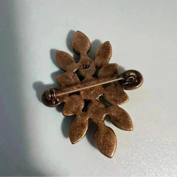 Vintage Le brooch Medallion Flower Like Green Stone - Picture 2 of 3